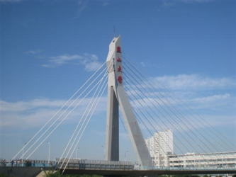 燕宏橋（大学の中にある大きな橋）