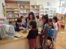 図書委員会の子ども達と図書ボラの方々