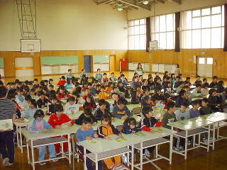 体育館に集まった児童たち