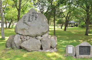 小檜山博文学碑