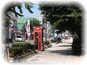 シンボルストリートと赤い電話ボックス