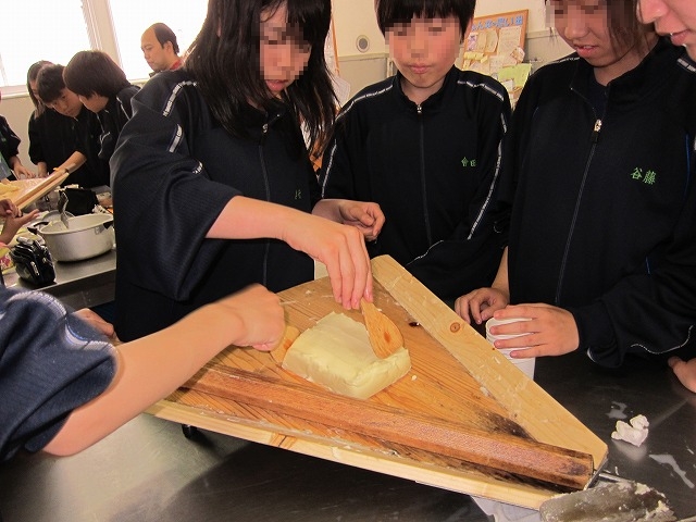 バター造りのようす