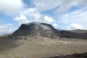 外輪山西側から溶岩円頂丘（ドーム）の眺め