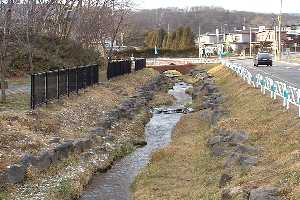 宮の森町内を流れる小泉の沢枝川