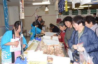 東胆振物産まつり（にぎわう売り場の様子）