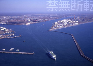 船が通る西港の空撮写真