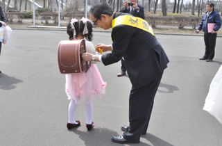 新入学児童街頭啓発のようす