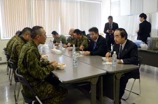 とまこまいスケートまつり支援隊ホッキカレー慰問