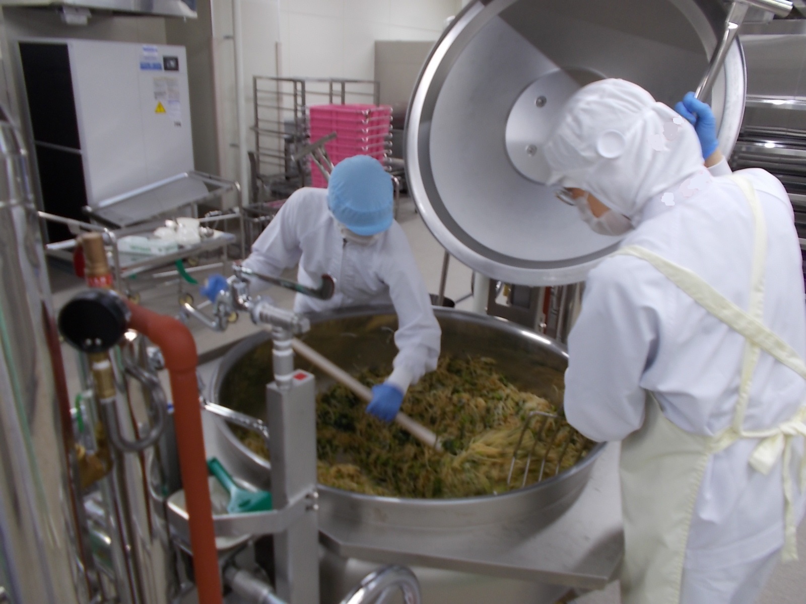 回転釜(奥に冷水装置)