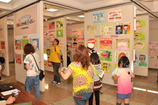 写真：歯っぴぃフェスタ　ポスター展示