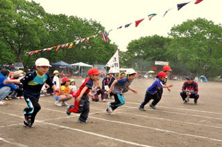 写真：樽前連合運動会　徒競走